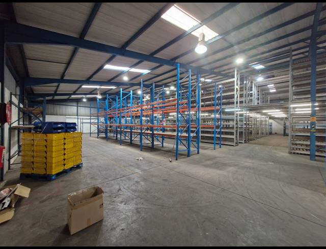 2,100M² WAREHOUSE TO LET IN JET PARK